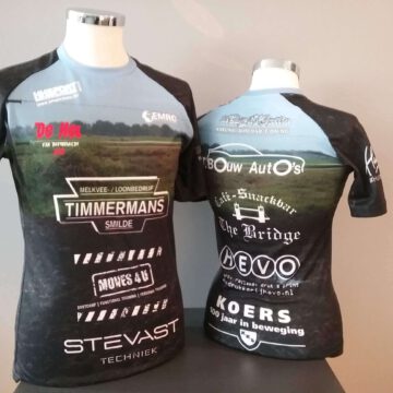 Afbeelding van de voor- en achterkant van het shirt special design sportshirts voor de mudrun in Bovensmilde